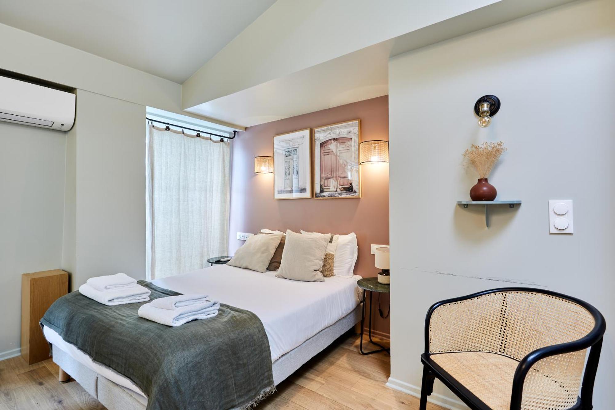 Deluxe One-Bedroom Apartment